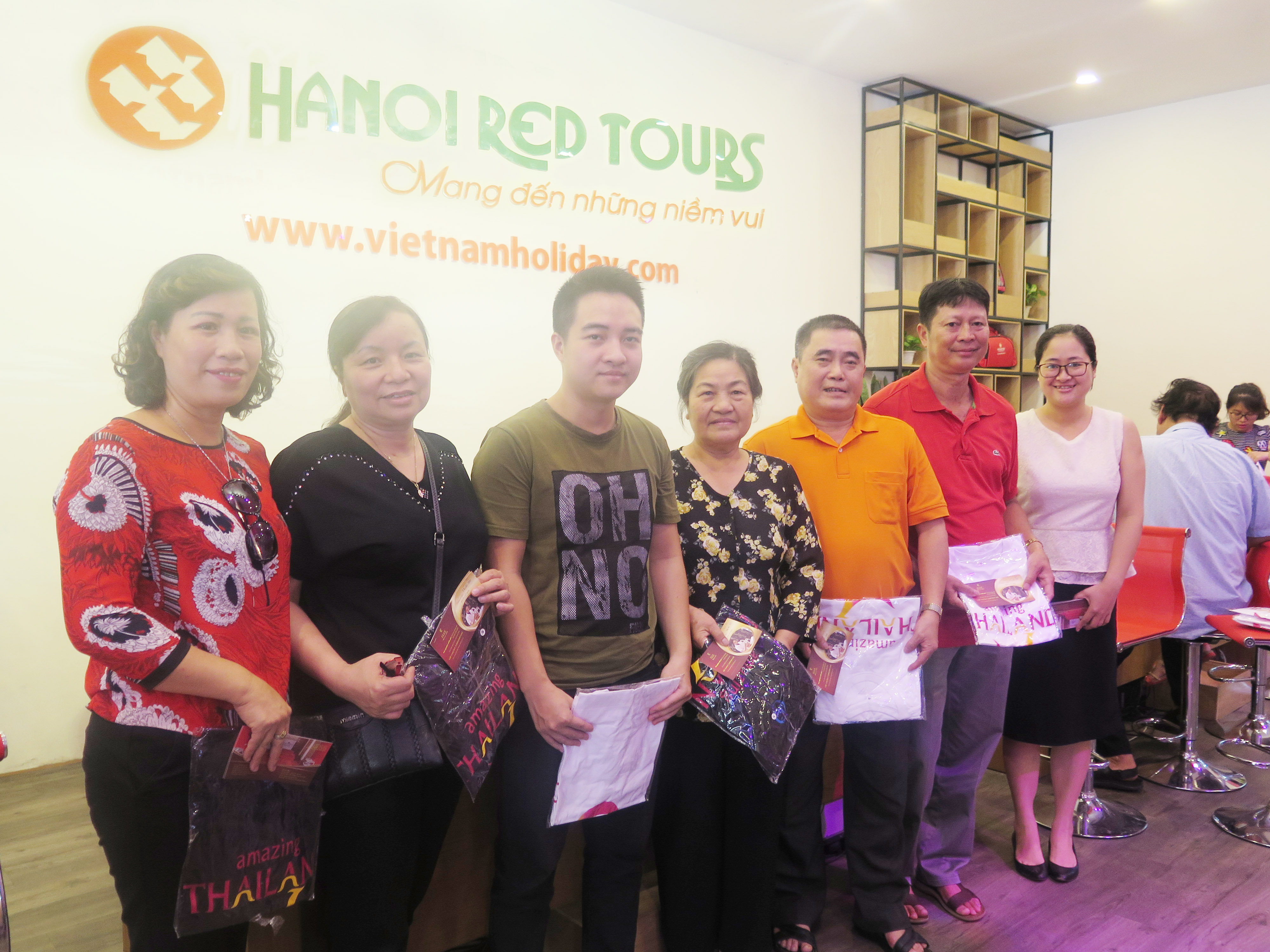 Ngày thứ 2 mở bán tour giá gốc: Nhiều du khách đến đăng ký tour từ rất sớm 